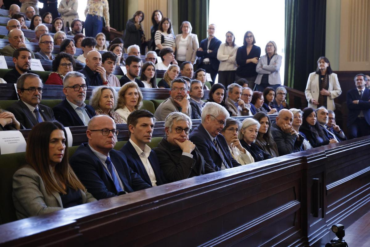 Primer acto oficial de Juan Luis Gandía y su equipo rectoral en al UV