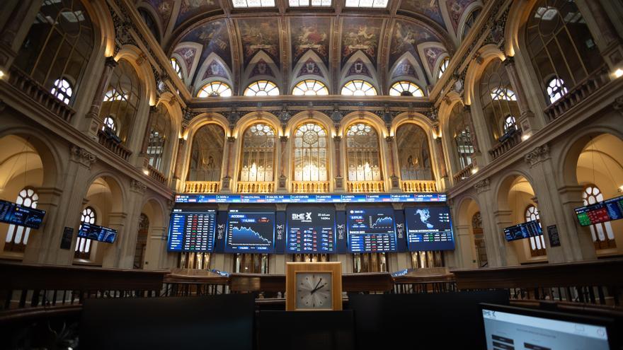 Un panel del Ibex 35, en el Palacio de la Bolsa, en Madrid (España).