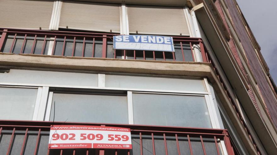 Carteles anunciado la venta de viviendas.