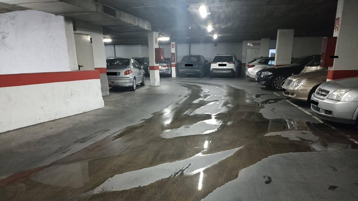 Acumulaciones de agua en el aparcamiento subterráneo de la Plaza de la Constitución (Zamora).
