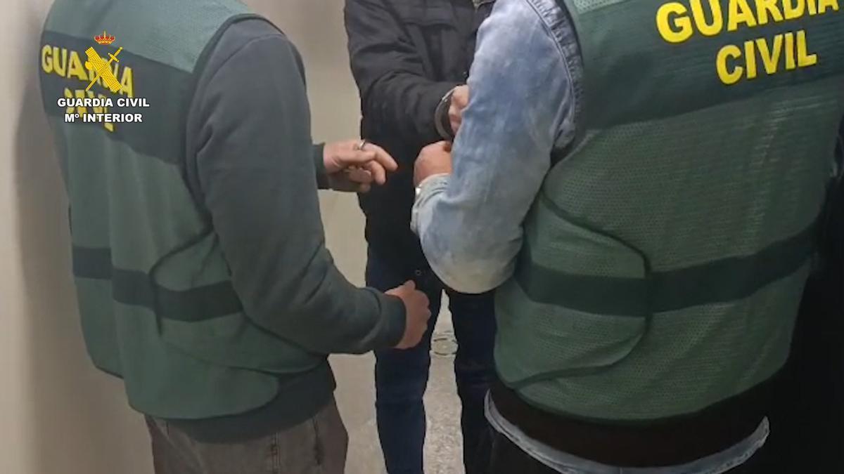 VÍDEO | La Guardia Civil detiene a un vecino de Utrera como presunto autor del robo en el interior de ocho viviendas