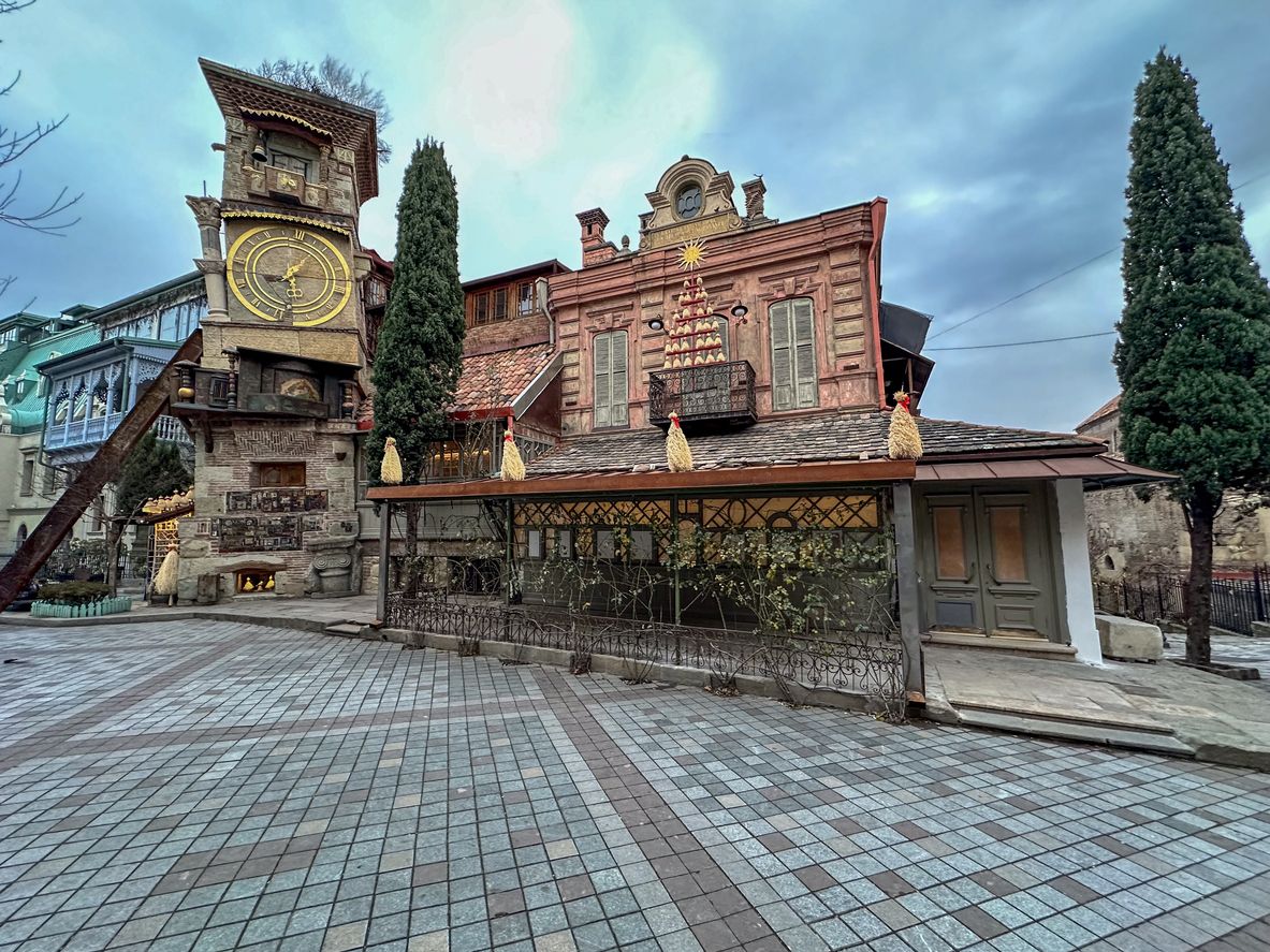 La torre del Reloj y el teatro Rezo Gabriadze parecen hechos de cartón piedra.