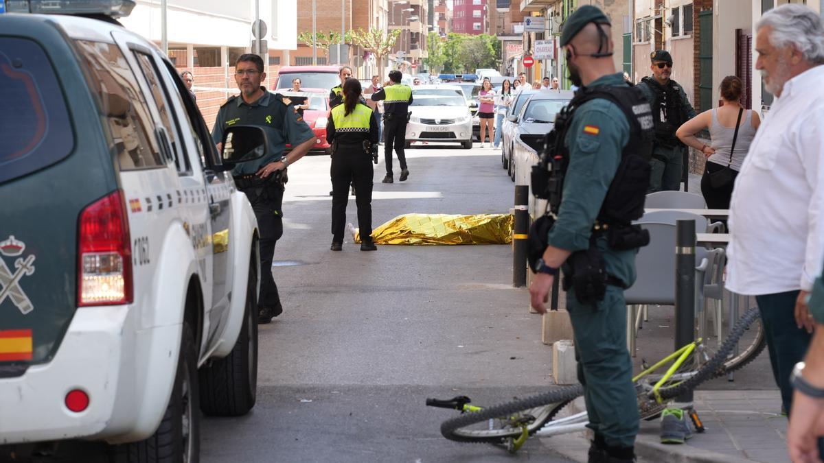 El cuerpo del atropellado, con la bicicleta en primer término.