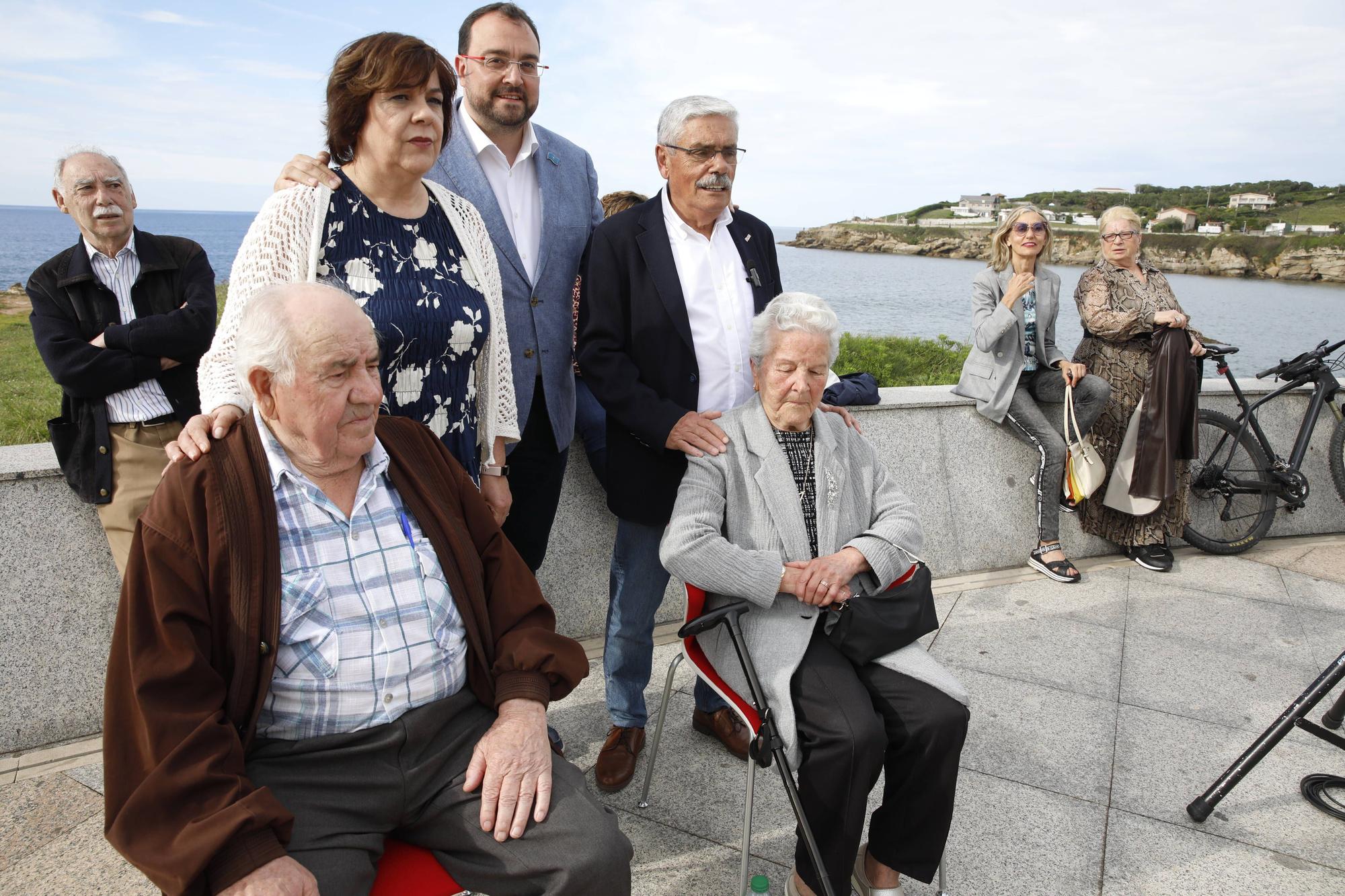 EN IMÁGENES:  Así fue el homenaje a los exiliados por la Guerra Civil y la posterior represión franquista organizado por los socialistas de Gijón junto a la estatua de "La Madre del Emigrante"