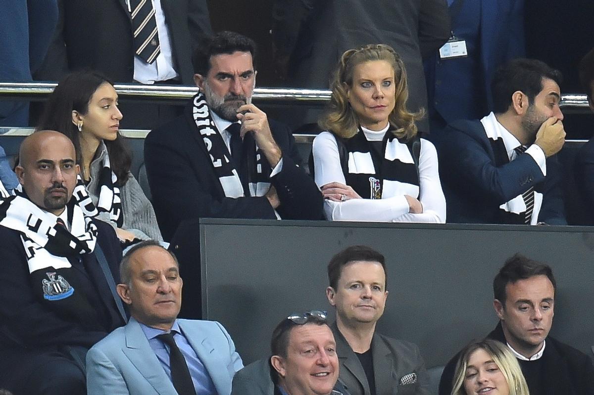 El actual presidente del Newcastle, Yasir Al-Rumayyan (en el centro, con barba), durante un partido.