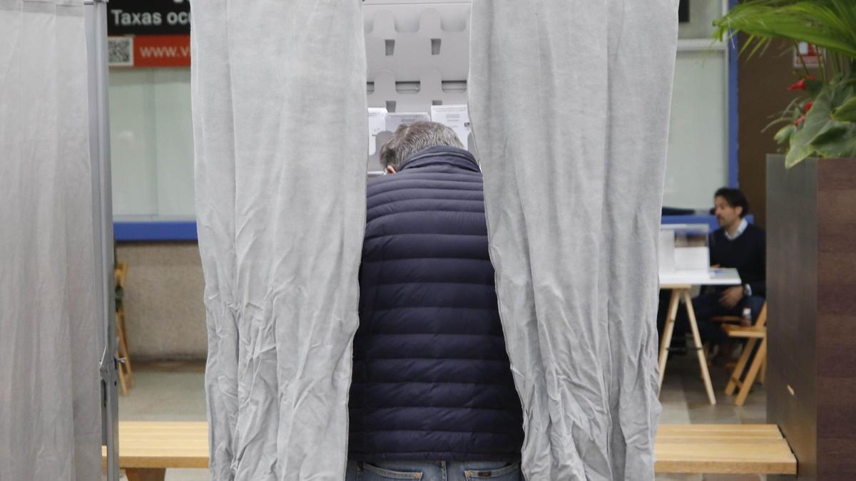 Una persona coge su voto en la cabina en unas elecciones anteriores.