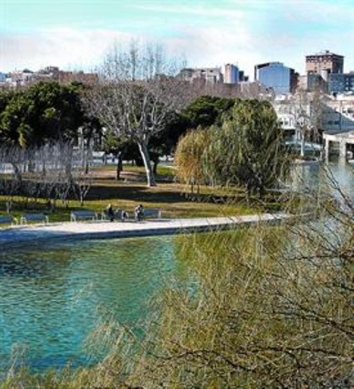 El llac 8 Una zona de descans i passeig de l’Espanya Industrial.