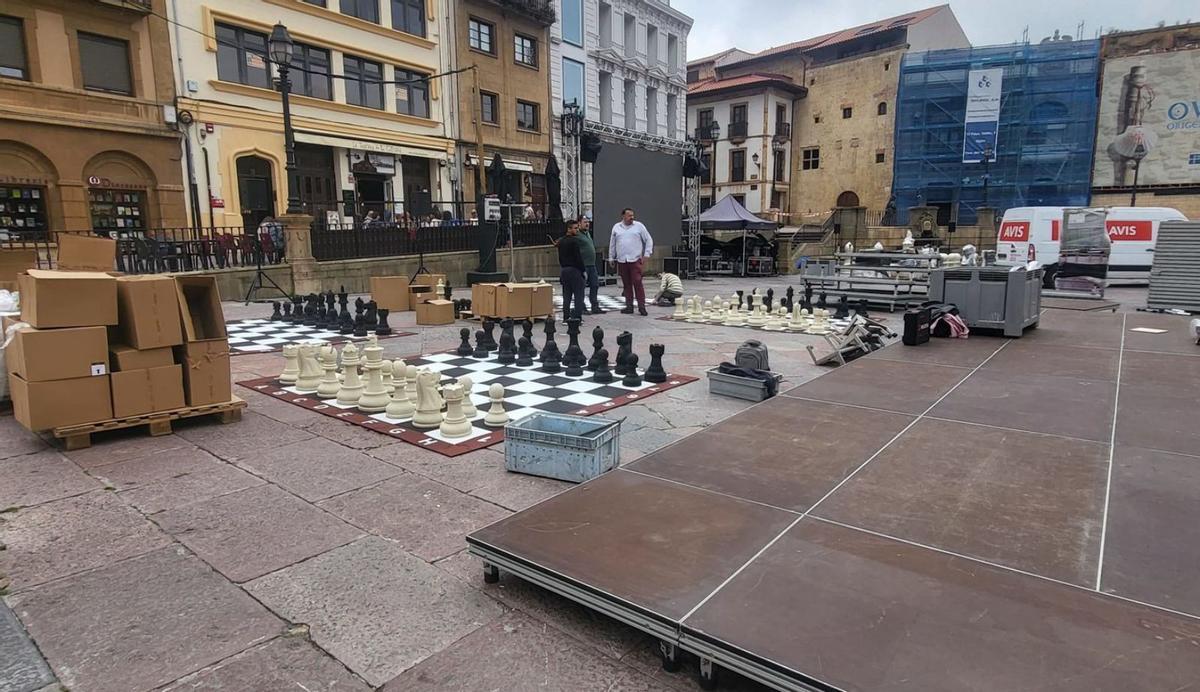 Todo listo para el torneo de ajedrez con piezas gigantes ante la Catedral
