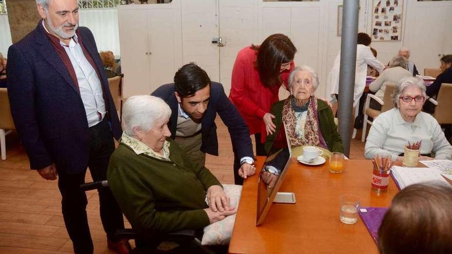 Visita, ayer, del conselleiro de Política Social, José Manuel Rey Varela, al centro Saraiva Senior. // R. Vázquez