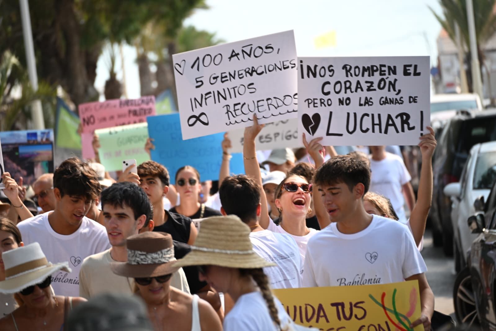 Protesta contra el derribo de las casas de la playa de Babilonia en Guardamar del Segura