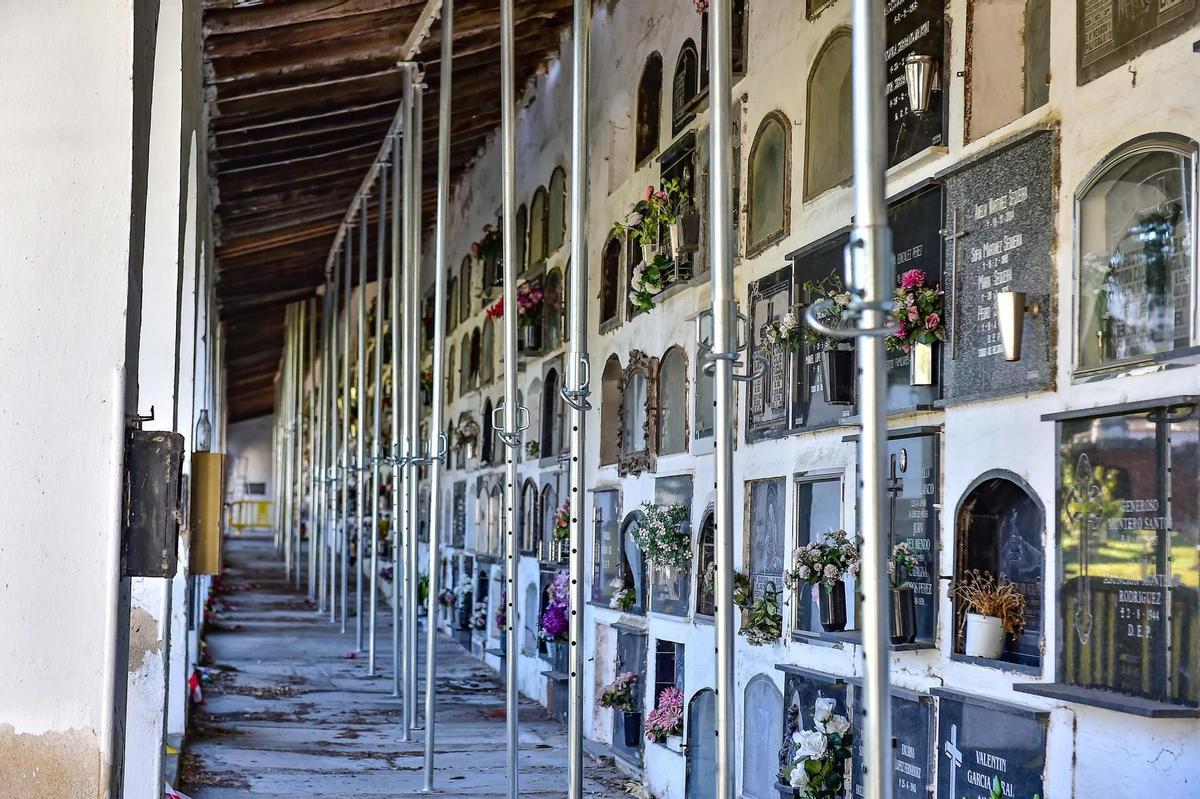 El deterioro de cubiertas impide el acceso a 300 nichos del cemeterio de Plasencia.
