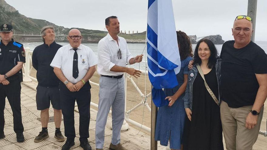 Castrillón luce su compromiso ‘azul’ en tres arenales