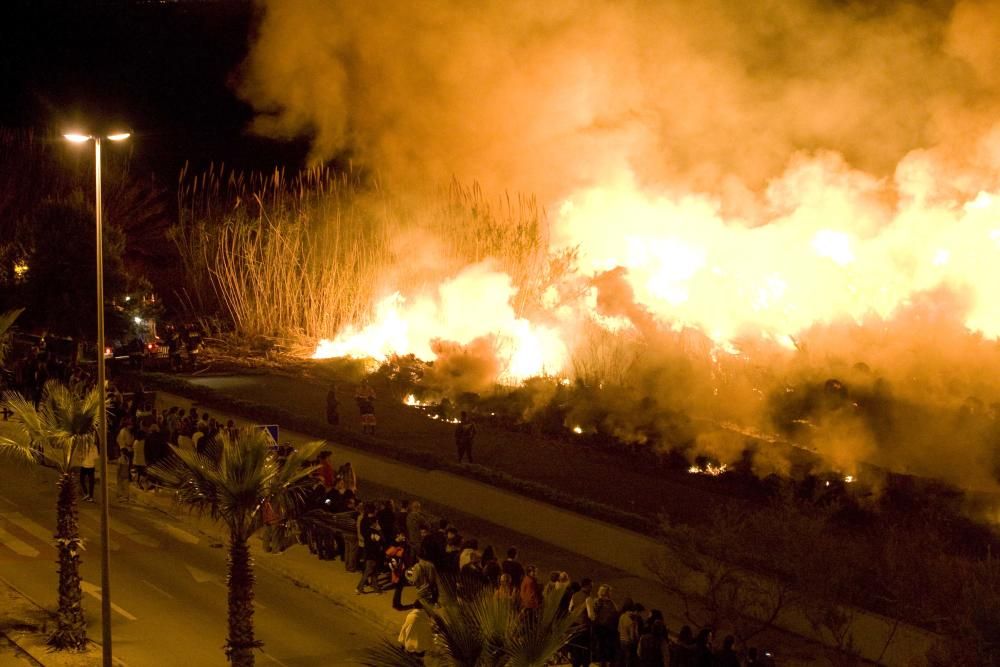 Un incendio obliga a desalojar el camping de Almenara