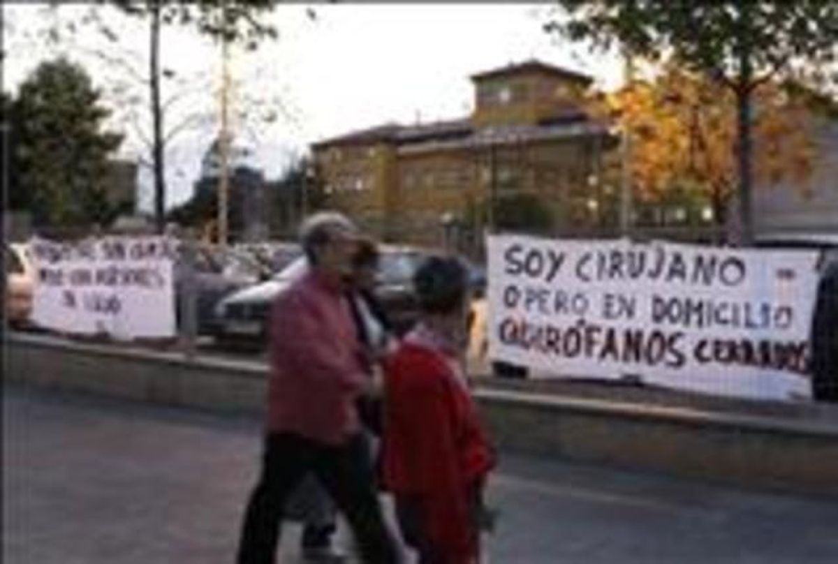 Pancartes del personal de l’Hospital de Viladecans contra les retallades de la Generalitat. ÁLVARO MONGE Pancartes del personal de l’Hospital de Viladecans contra les retallades de la Generalitat. ÁLVARO MONGE