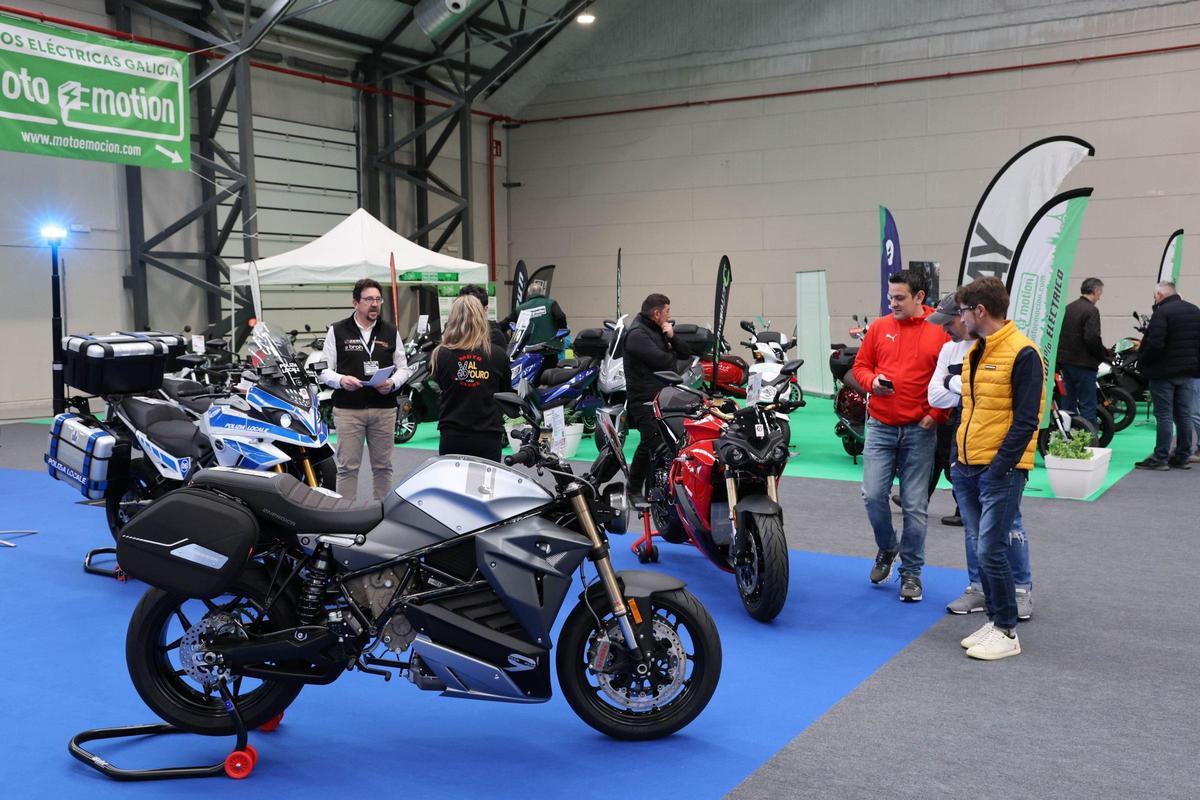 Un paseo entre coches y motos en Vigo Un paseo entre coches y motos en Vigo