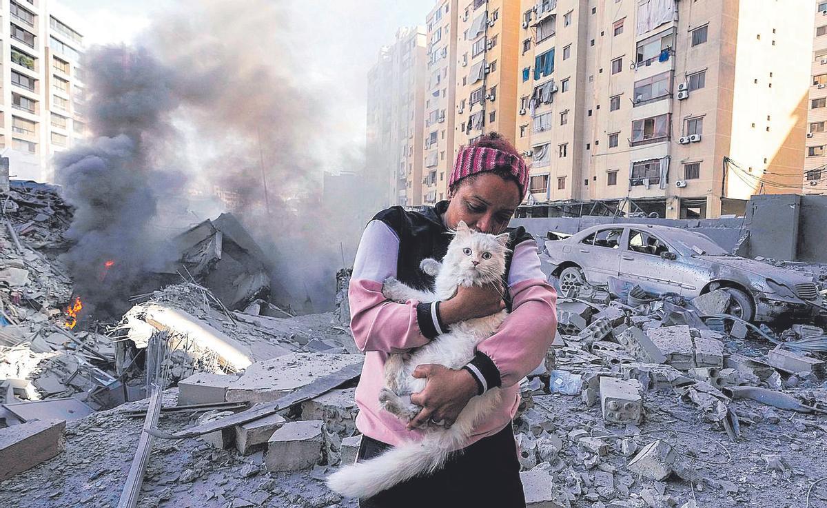 Daños tras un bombardeo de Israel en el barrio de Dahiye, en el sur de Beirut.