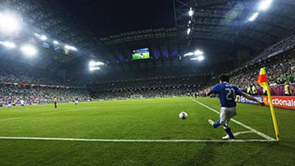 El jugador de Italia Andrea Pirlo cobrando un tiro de esquina en un partido de la Eurocopa 2012 contra Irlanda, el pasado lunes.