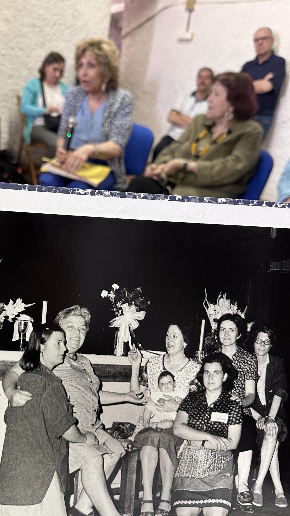 Una de las fotografías del encierro de mujeres de Motor Ibérica en 1976, frente a Magda Oranich y Pilar Aymerich durante el homenaje