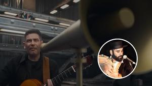 Frame del anuncio de Aena en el que Estopa interpreta el villancico extremeño