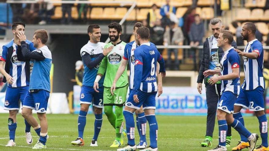 Varios futbolistas del Deportivo, en el centro del campo al finalizar el partido del pasado domingo contra el Villarreal.