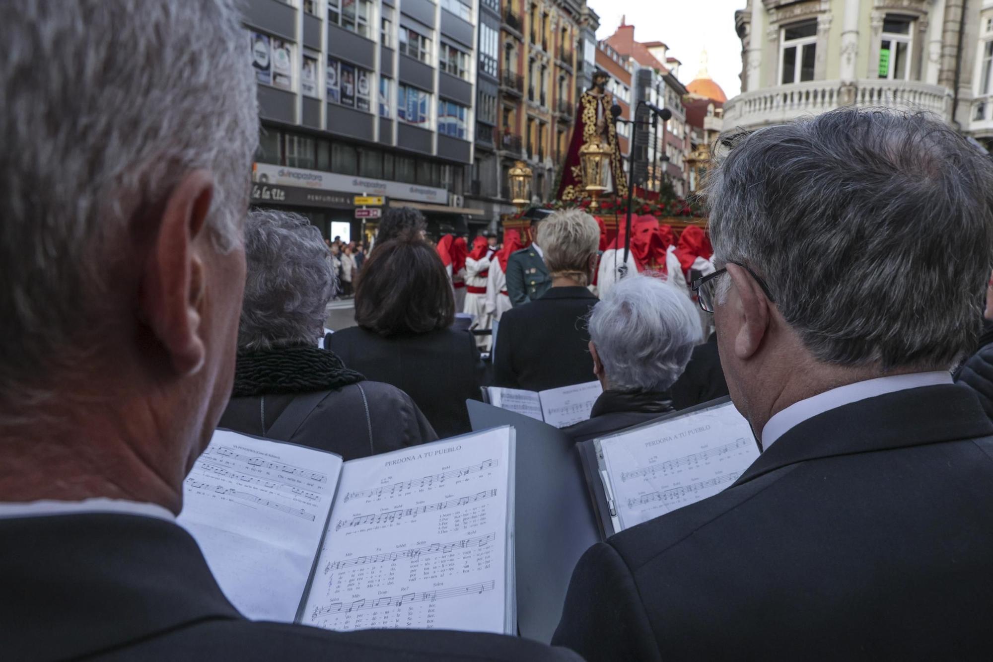 "Toda su vida fue maltratado y finalmente alguien miraba por él": las fotos de la procesión de Jesús Cautivo en Oviedo