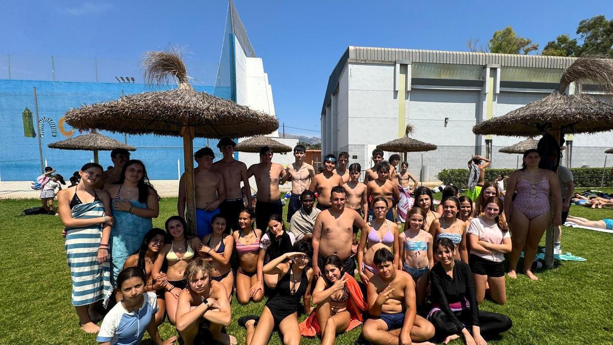 Jóvenes de Inca disfrutan de una jornada en la piscina.