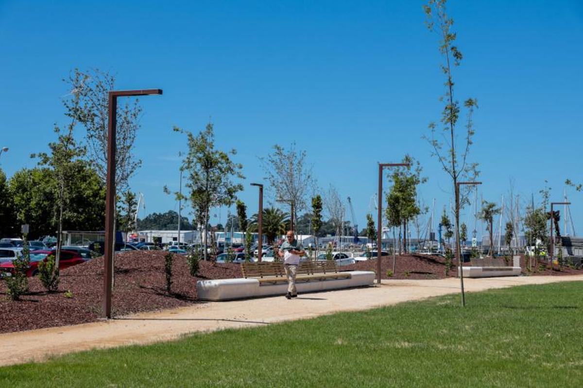 Un hombre pasea por uno de los senderos interiores del nuevo parque.