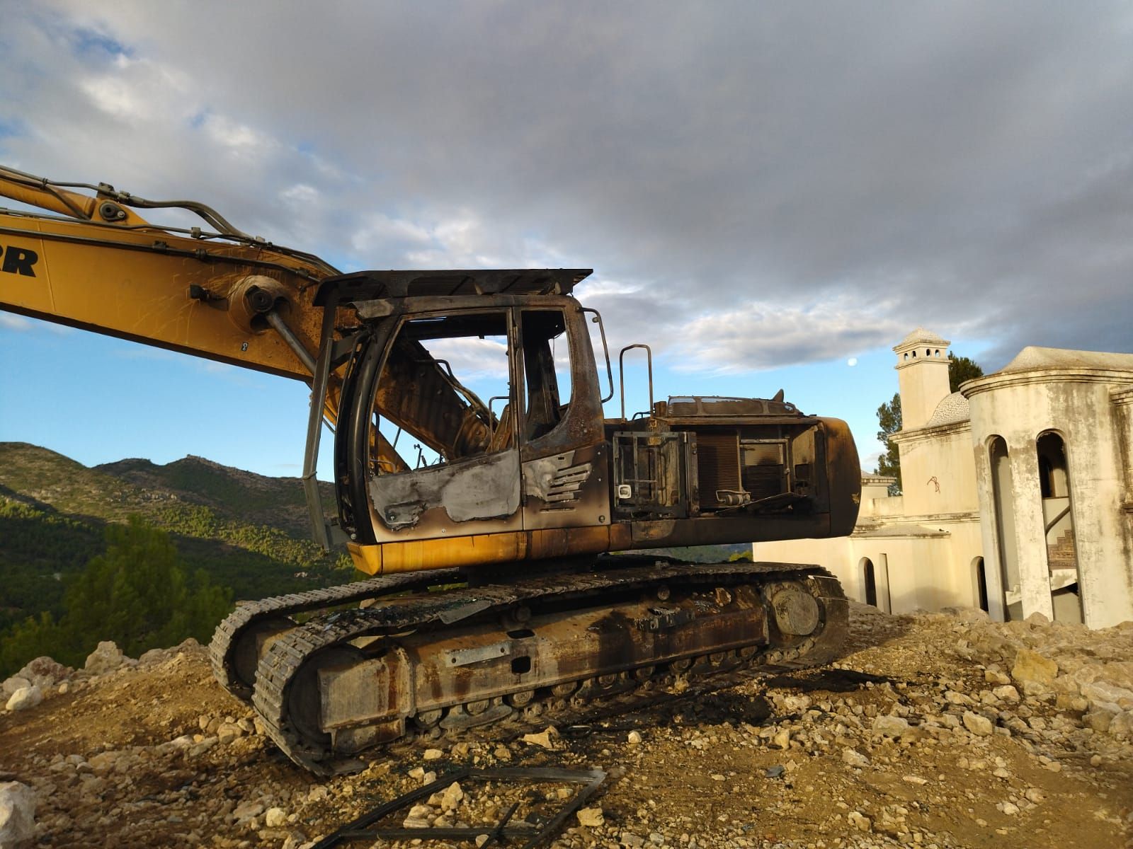 Incendian de madrugada tres retroexcavadoras en unas obras en Llíber