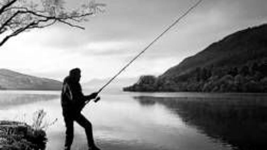 Pescadores extremeños se unen a la campaña para limpiar los ríos