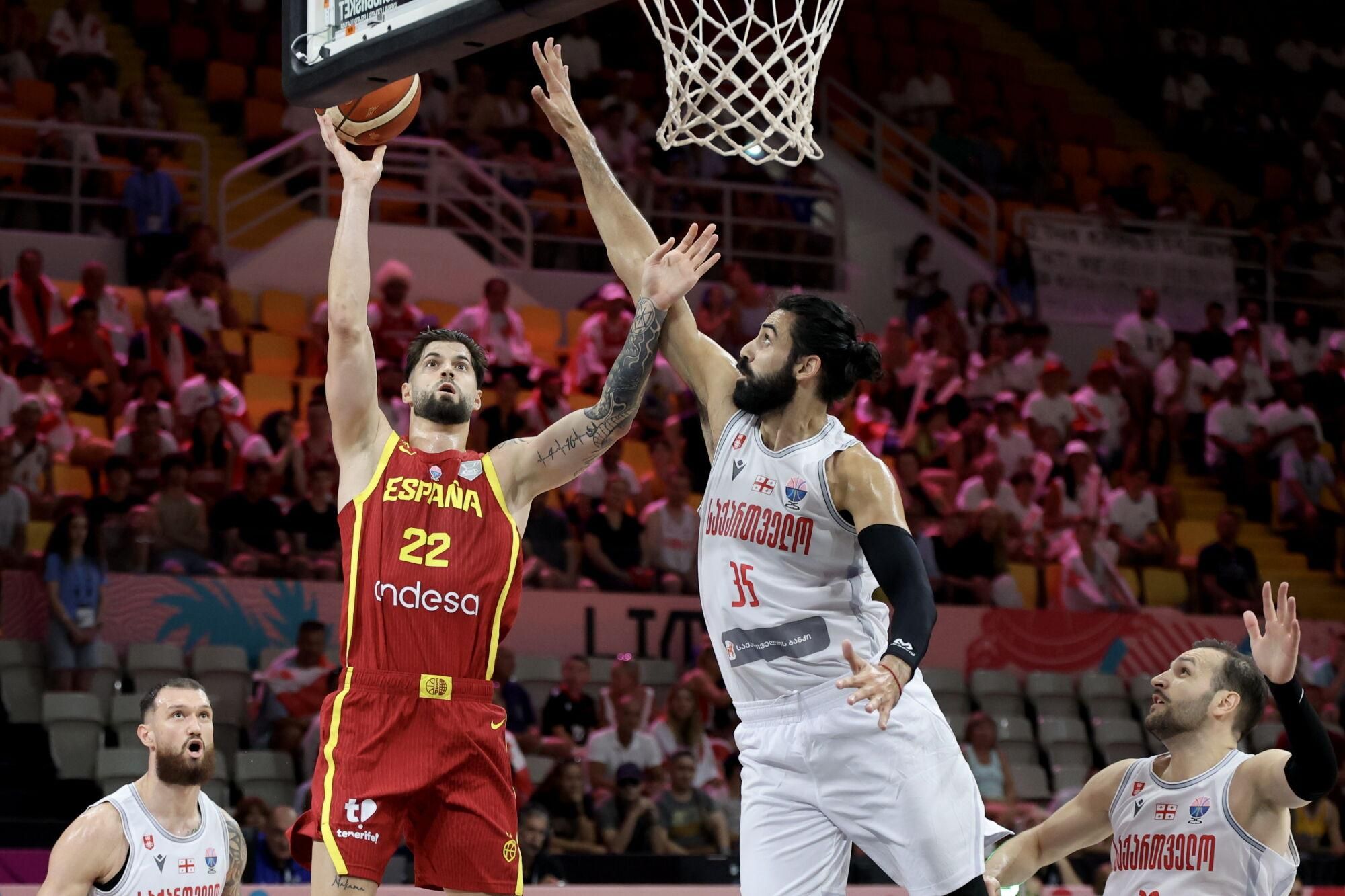 LIMASSOL (Cyprus), 28/08/2025.- Spain's Santiago Yusta (L) of Spain in action against Georgia's Goga Bitadze (R) of Georgia during the FIBA EuroBasket 2025 group C basketball match between Georgia and Spain,at the Spyros Kyprianou Arena in Limassol, Cyprus, 28 August 2025. (Baloncesto, Chipre, España) EFE/EPA/GEORGI LICOVSKI