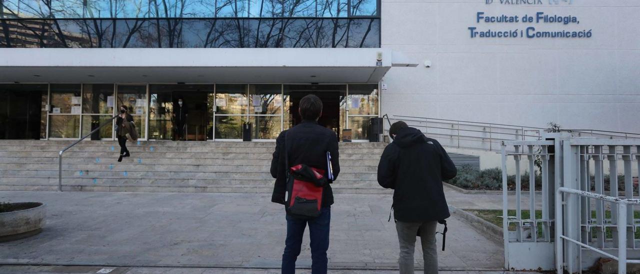 Dos estudiantes, a las puertas de una facultad de la Universitat de València, en Blasco Ibáñez. | JM LÓPEZ