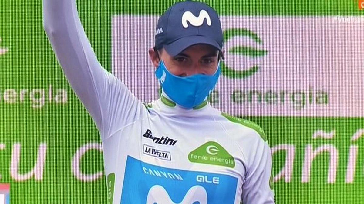 Enric Mas luce el maillot blanco de mejor joven tras llegar sexto en la primera etapa.