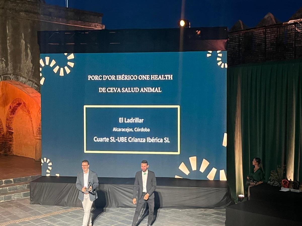 Los responsables de Ube Crianza Ibérica, S.L., empresa del Valle de Los Pedroches dedicada a la crianza de cerdo ibérico, recogen el premio.