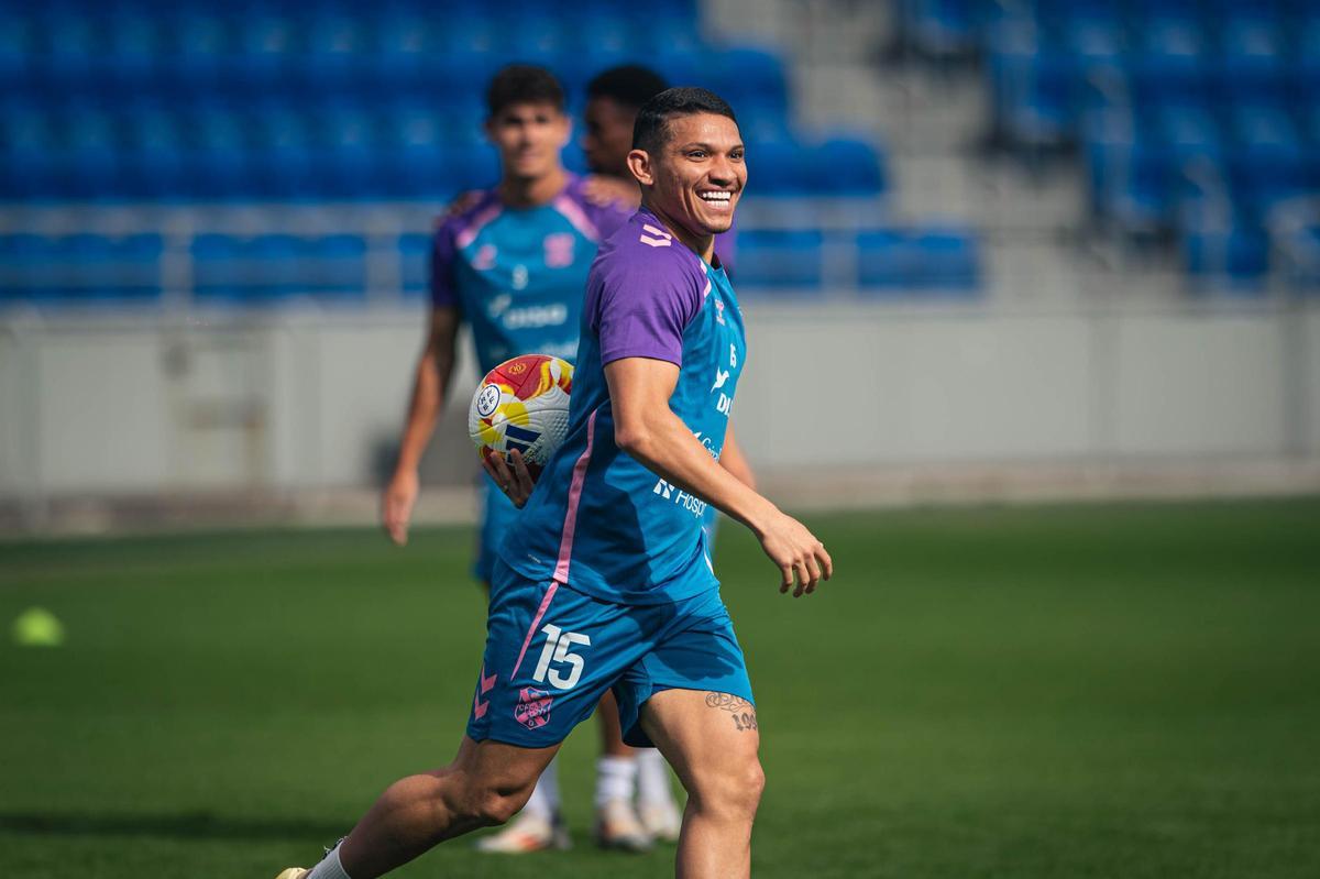 Fabricio de Souza, en un entrenamiento en el estadio Heliodoro Rodríguez López.
