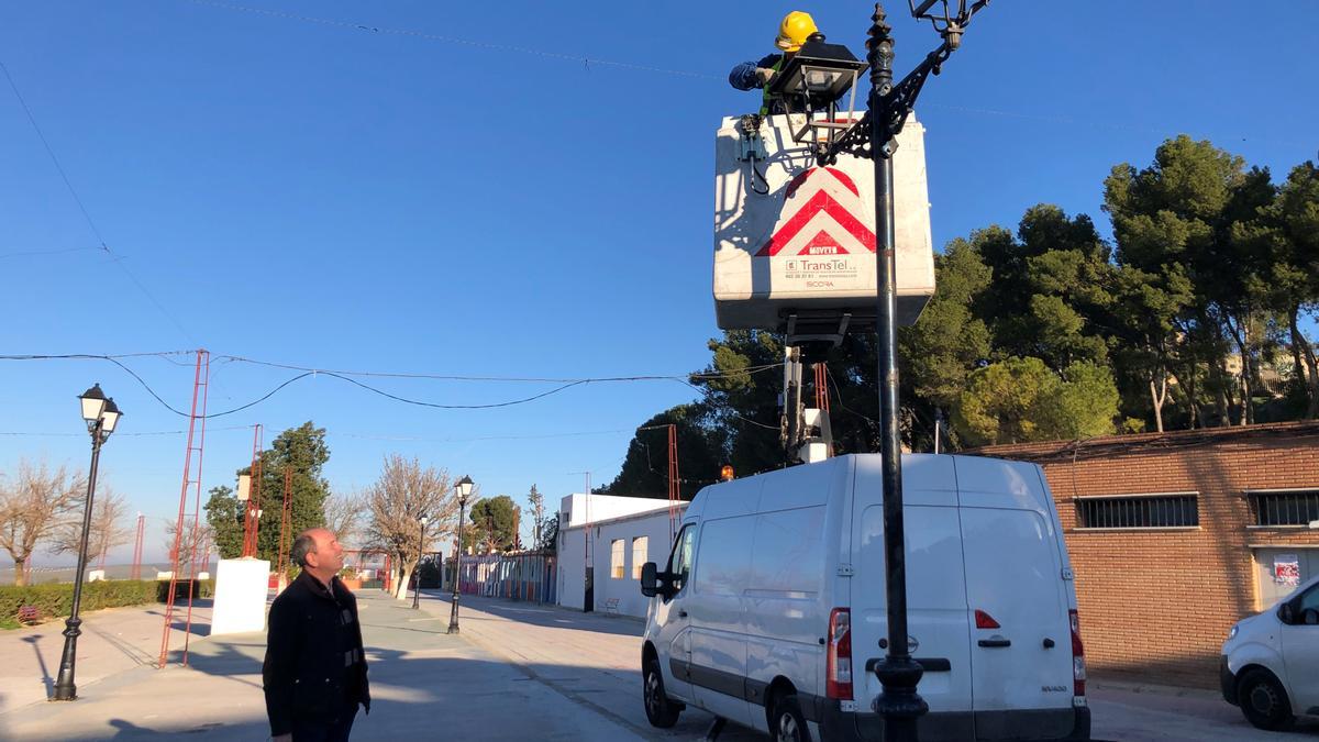 Antonio Maestre observa los trabajos de renovación del alumbrado de Aguilar.