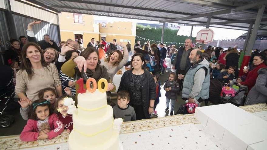 El colegio Infanta Leonor corta la tarta de cumpleaños