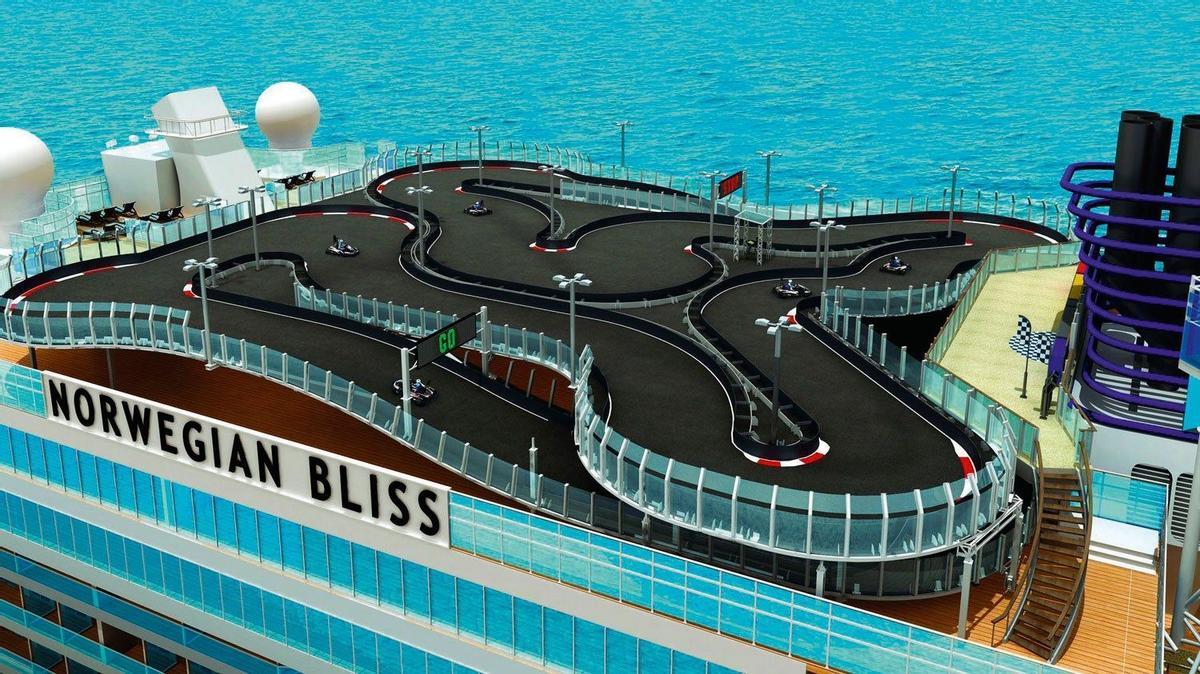El barco con la mayor pista de carreras de coches en alta mar