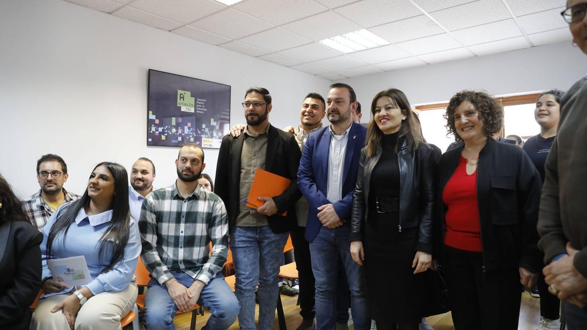 Po la derecha, Beatriz González, Sira Rego y Manuel Ángel Álvarez, durante la visita a Secretariado Gitano en Mieres.