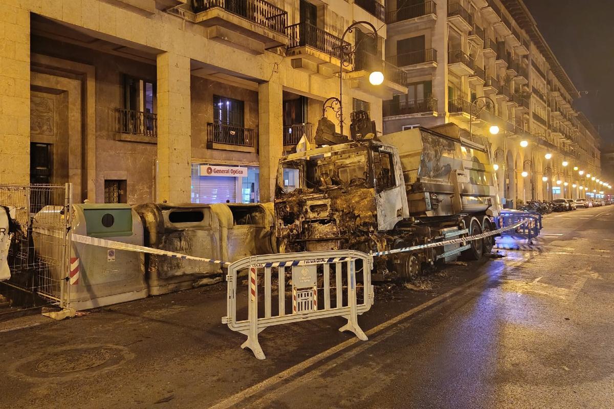 Un camión de Emaya se incendia en la avenida Jaume III de Palma
