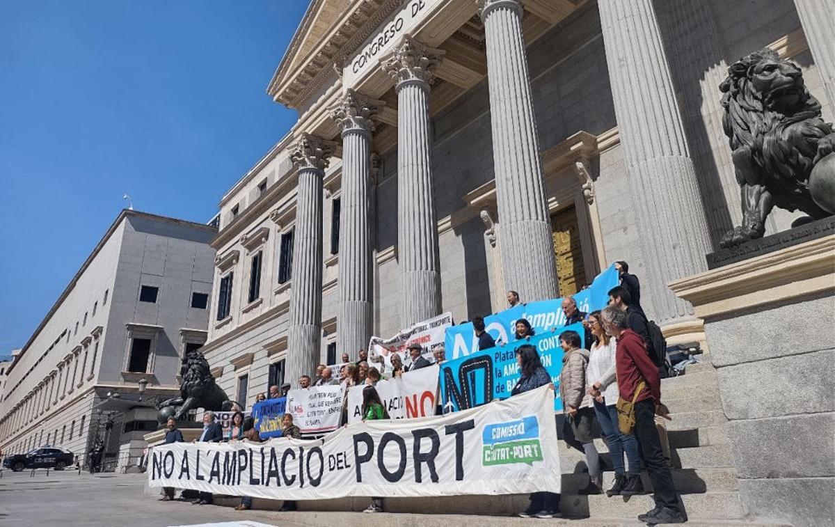 Participantes en el foro, frente al Congreso de los Diputados