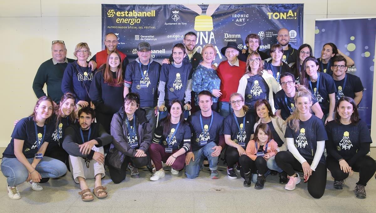 Juan Tamariz y Consuelo Lorgia junto a los voluntarios y el equipo organizativo.