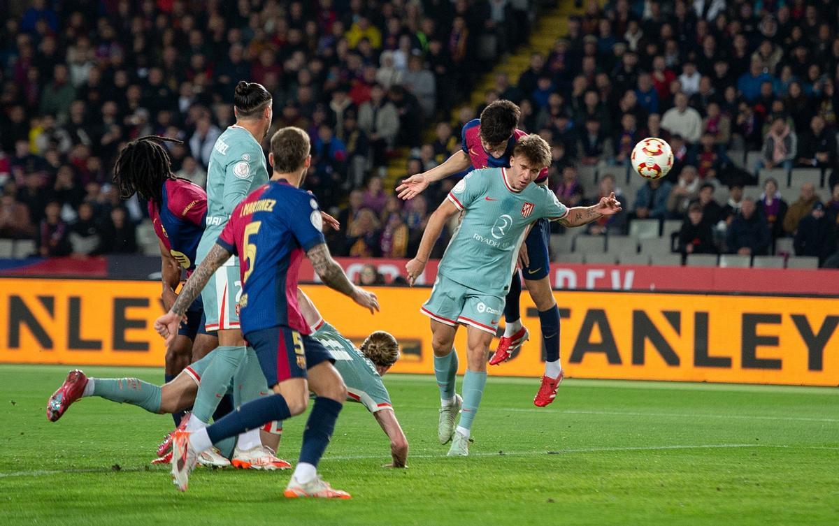 Pau Cubarsí se adelanta a Pablo Barrios para marcar el tanto del empate (2-2) a la salida de un córner lanzado por Raphinha en Montjuïc.