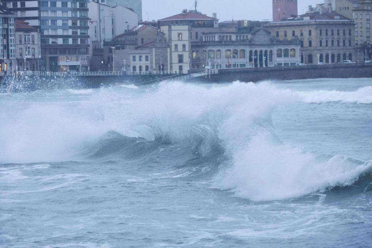Oleaje en Gijón a causa del temporal.