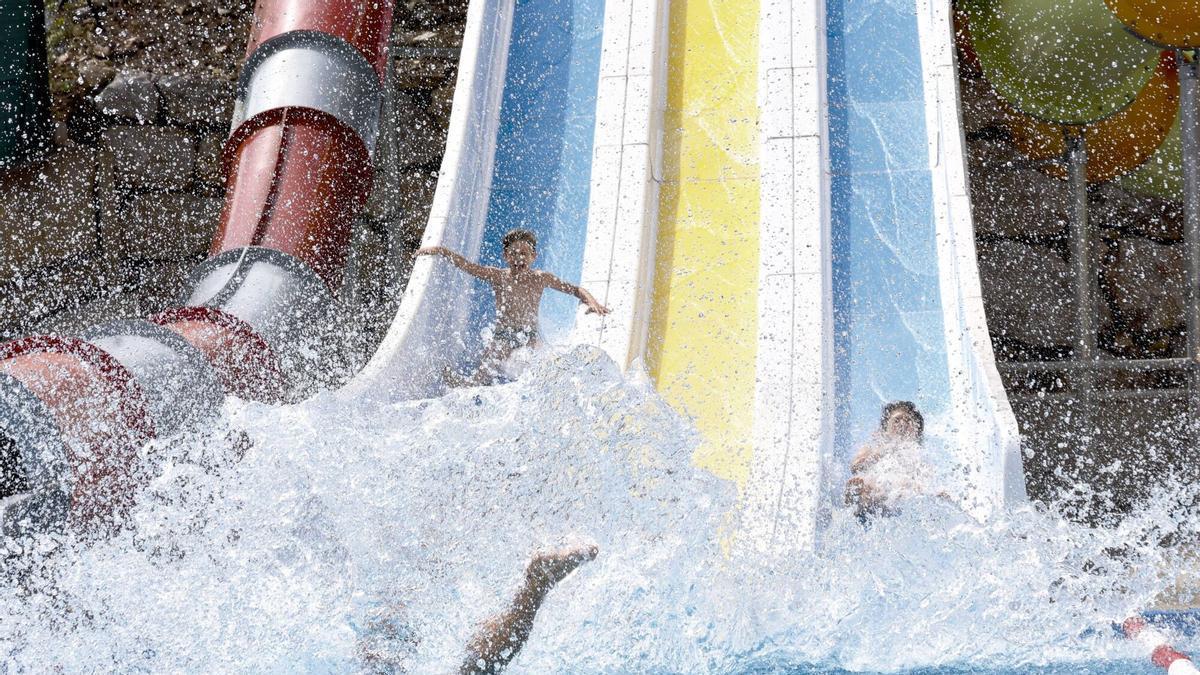 Jóvenes en pleno descenso de uno de los toboganes del Paco, parque acuático de Corvera, el pasado sábado.