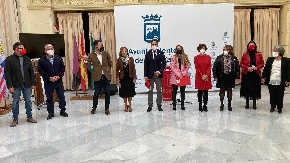 Imagen de casi todos los concejales socialistas en la rueda de prensa de hoy.