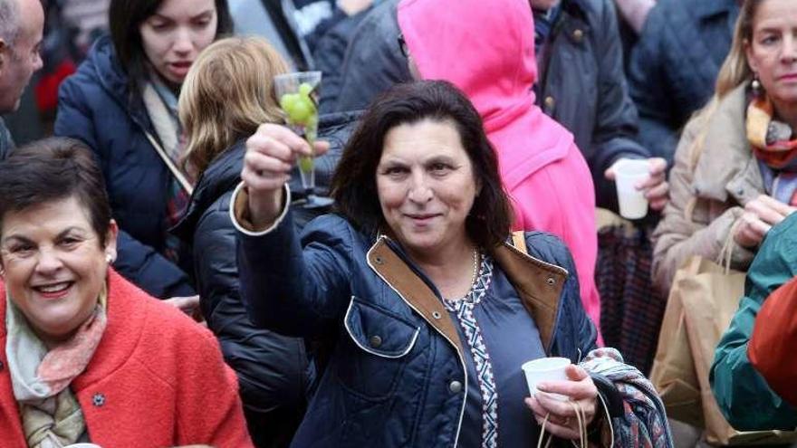 Vecinos de Vilagarcía toman las uvas, el domingo.