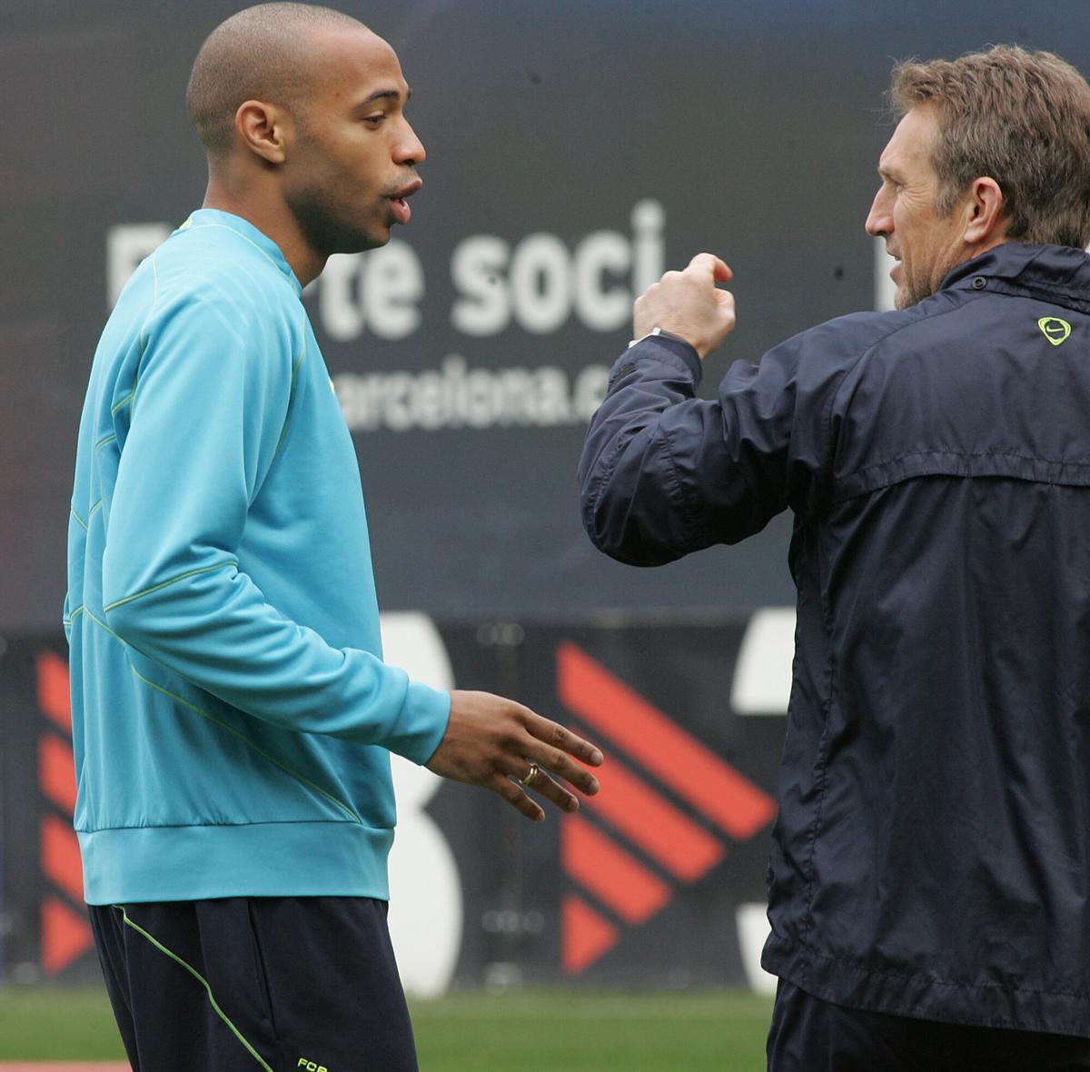 Thierry Henry conversa con Albert Roca en la etapa en que el técnico formaba parte del staff de Frank Rijkaard