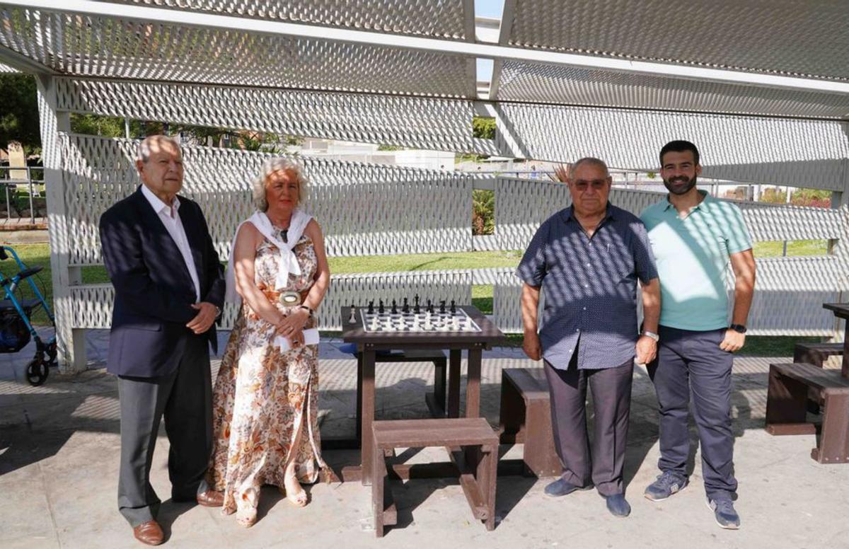 José Antonio Sierra, promotor del Círculo, junto a la concejala. | ÁLEX ZEA