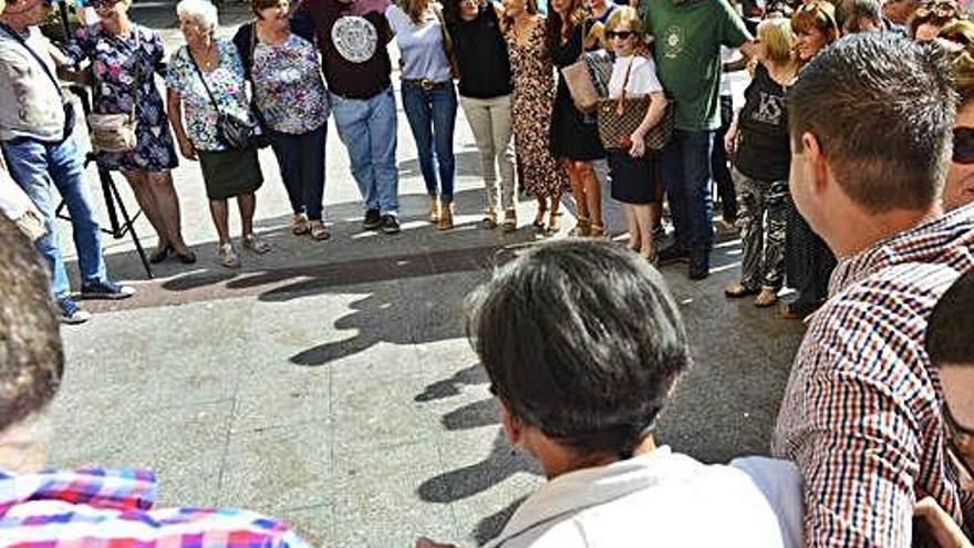 Abrazo colectivo, ayer, por el Día de la Salud Mental.