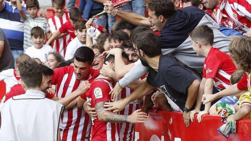 Los aficionados celebran junto a Rubén García su gol al Lorca.